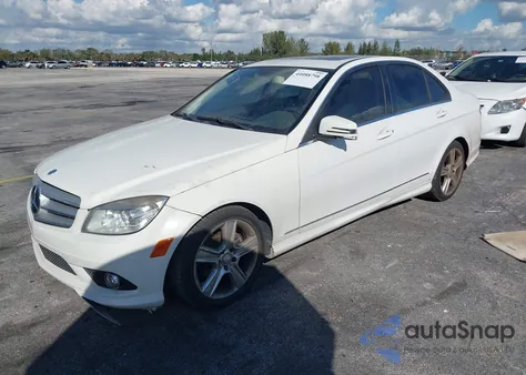 2010 Mercedes-Benz C 300 Luxury/Sport z USA, uszkodzony, nr VIN WDDGF5EB0AR124440